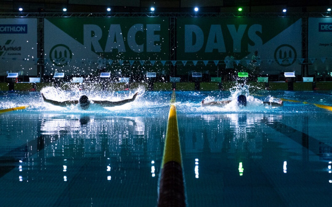 Das Bild zeigt zwei Schwimmer auf den Swim Race Days in einer Wettkampfsituation